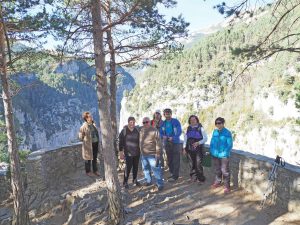 Excursionistas en Revilla. Aprendiendo a conocer mejor el entorno natural.