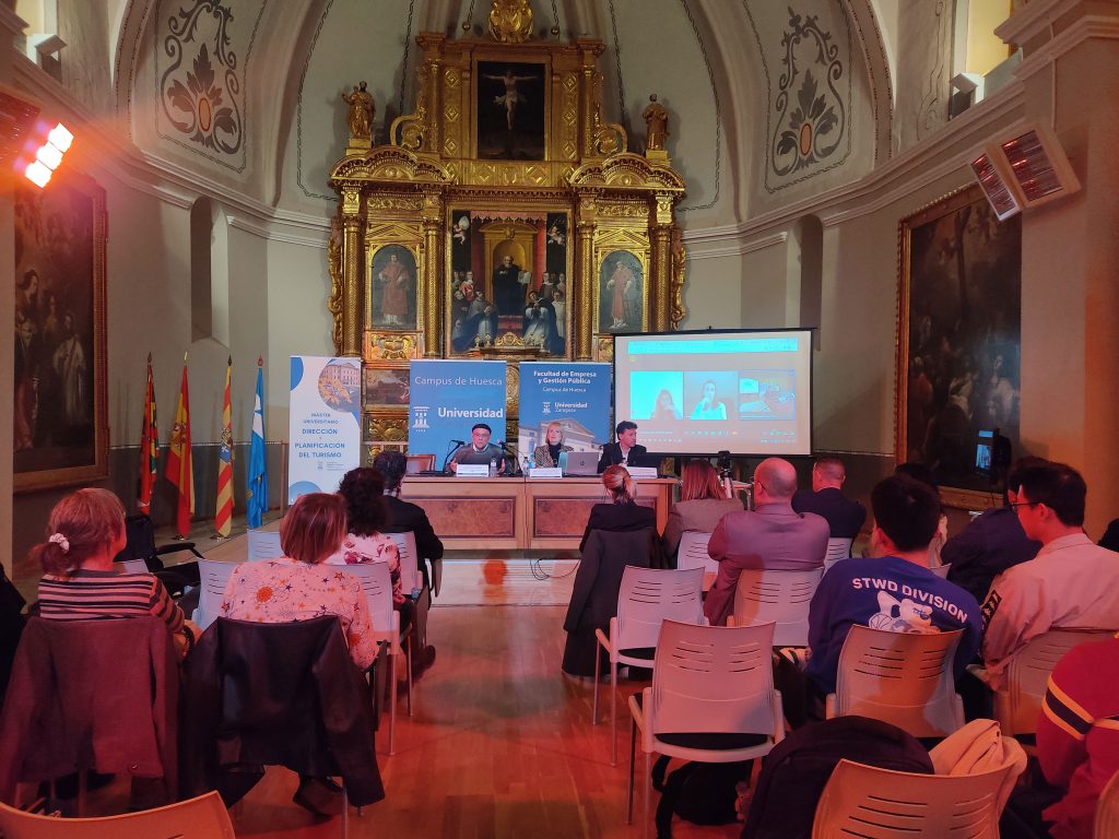 Master de turismo en Huesca . Mesa redonda